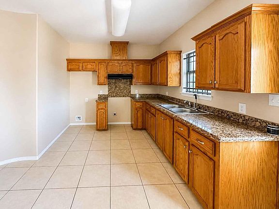 4th image of 1023 Yellow Hammer St