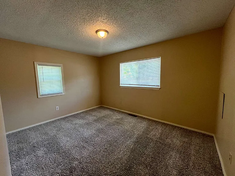 902 Evergreen St — Photo 14