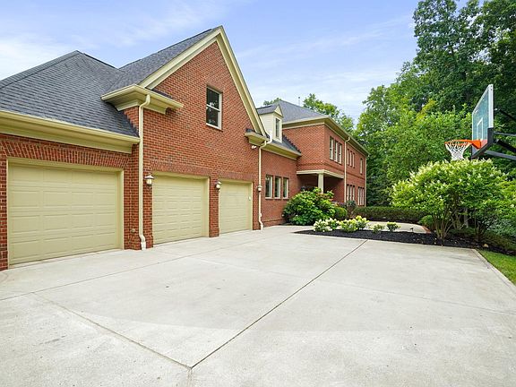 5th image of 2078 Woodlands Pl