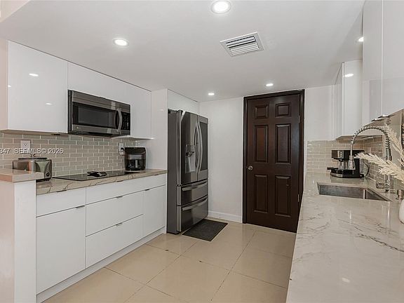 3rd image of 5565 NW 194th Ln