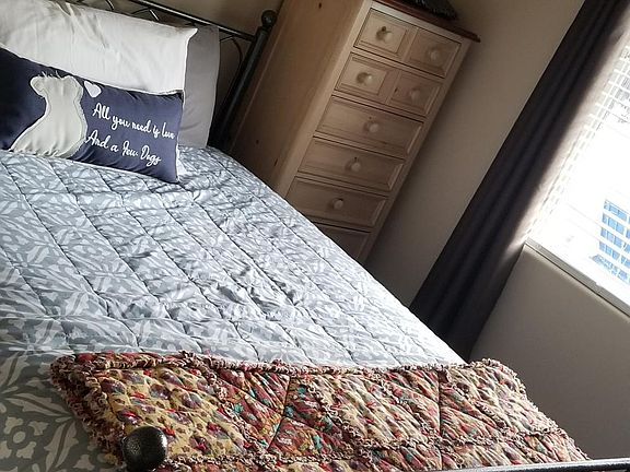 Guest room with queen size bed