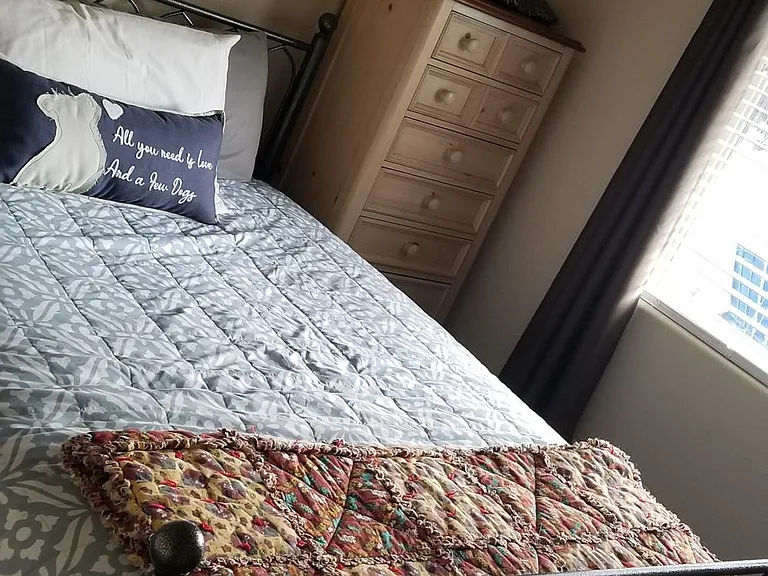 Guest room with queen size bed