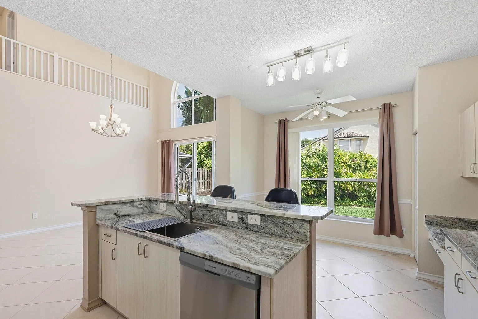 4 bed, 2330 sqft, $4,700 — Photo 2