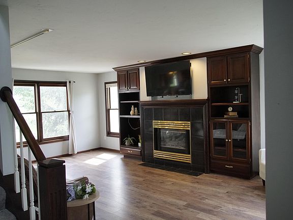 3rd image of 210 10th St SE