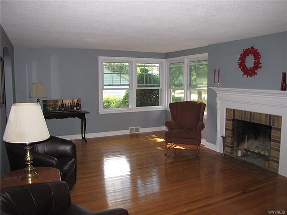 4th image of 66 Columbia Dr