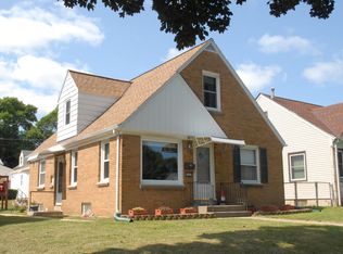 3227 W Lakefield Dr, Milwaukee, WI 53215
