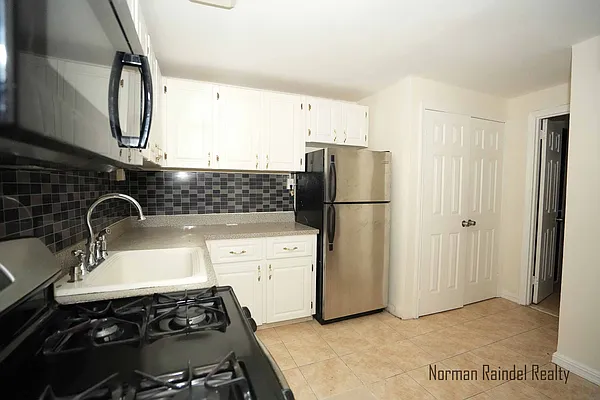 Rented by Norman Raindel, LREB | media 30