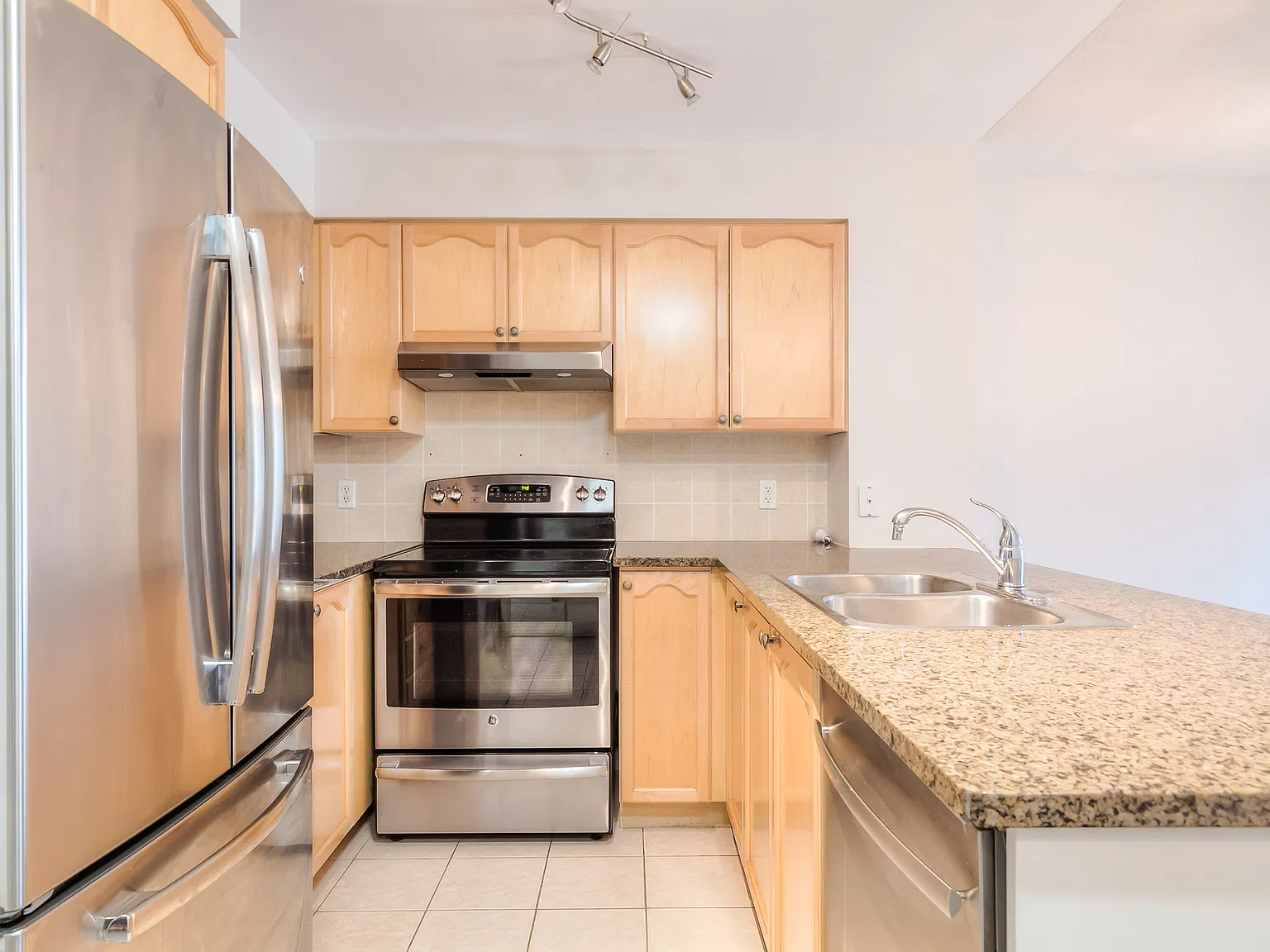 23 Hollywood Ave - 1803 — Photo 2