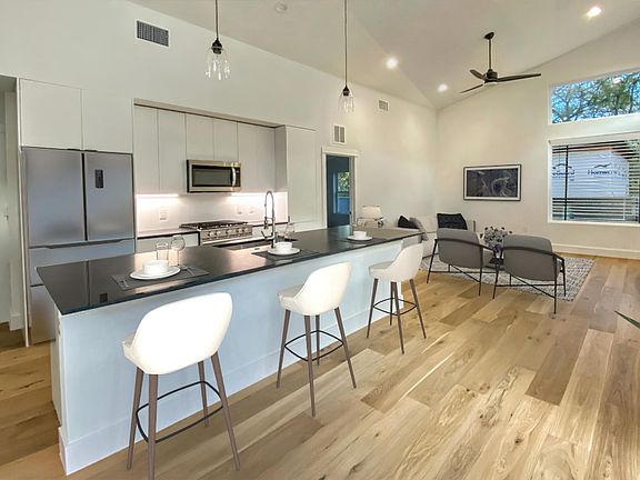 Huge Kitchen Island to entertain!
Virtually staged picture