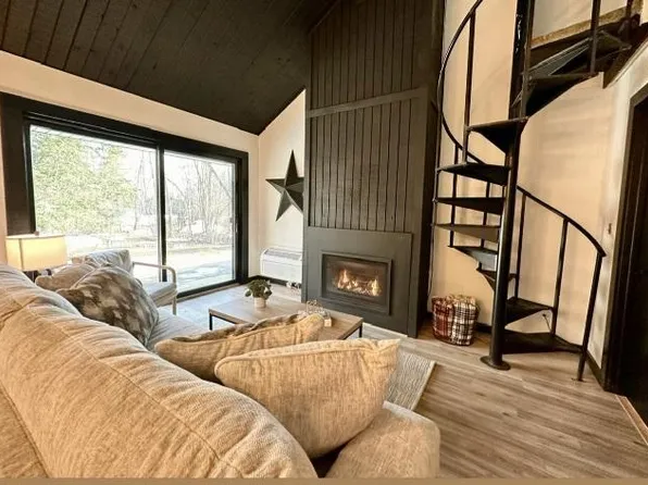 312 Quadna Mountain Rd, Hill City, MN 55748