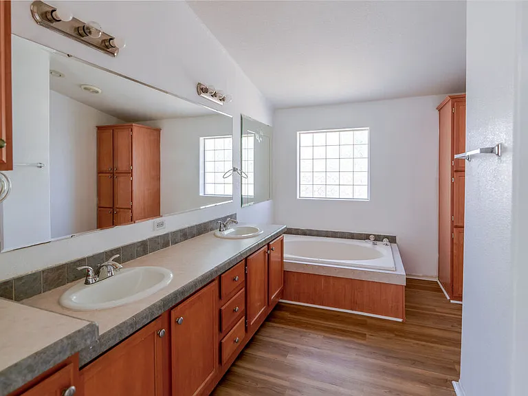 25120 Charina Ln — Photo 9