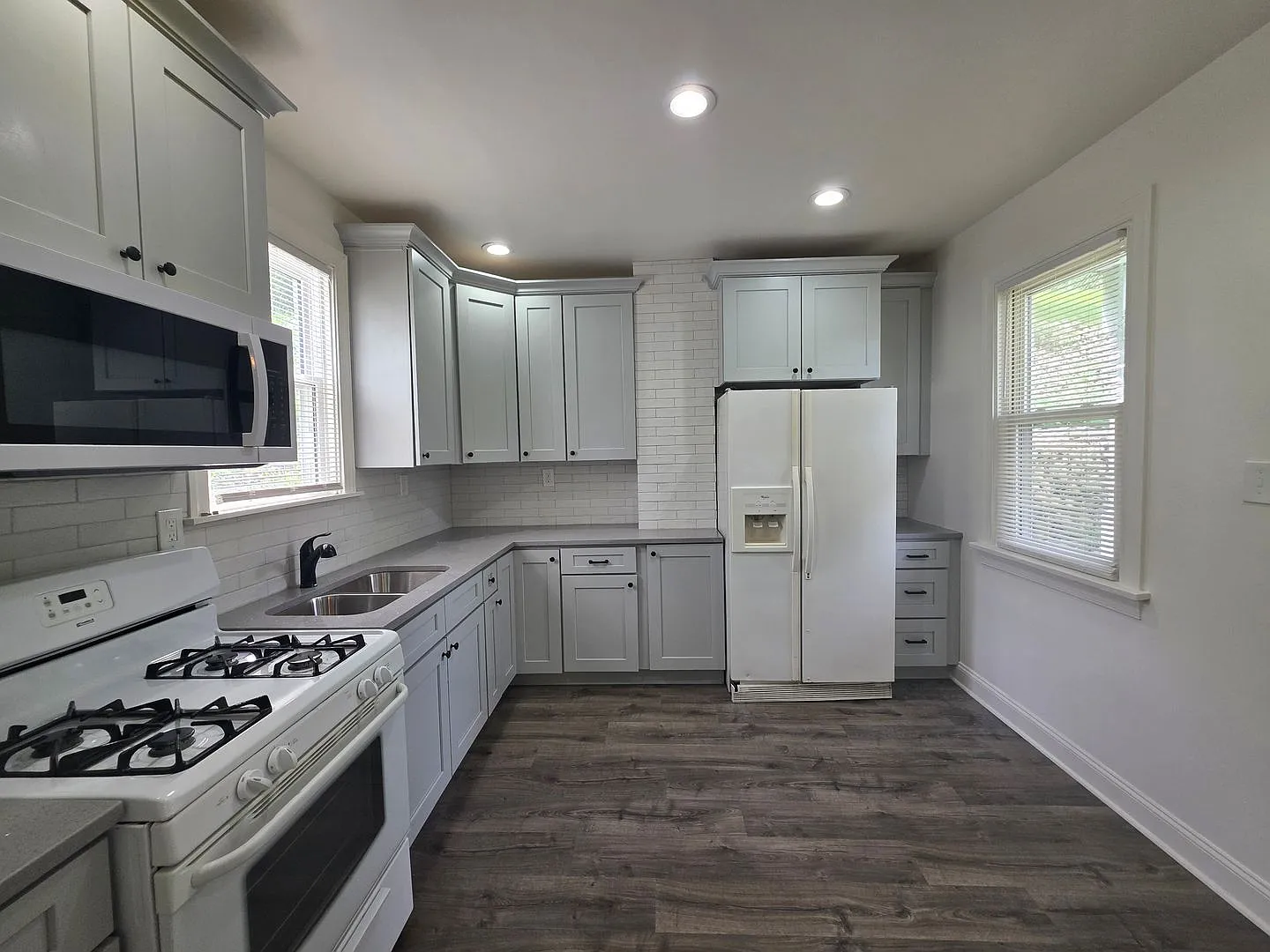 Beautiful and Spacious 3 Bedroom Home In West End — Photo 1