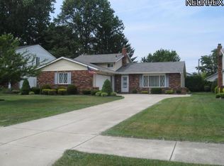 23600 Cedarwood Ln, North Olmsted, OH 44070