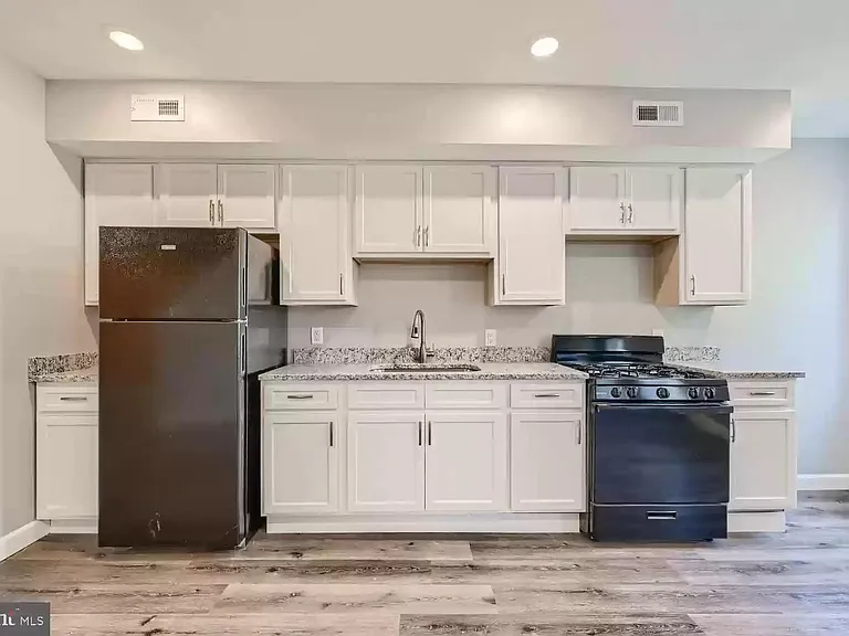 Kitchen (empty view prior to most recent tenant moving in)