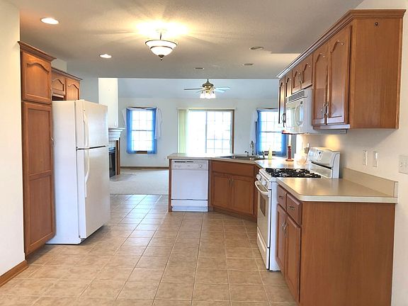 3rd image of 320 Centerpoint Dr N