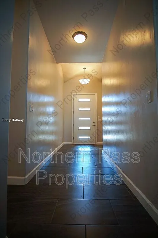 4 bed, 2.5 bath, 1814 sqft, $1,910 — Photo 2