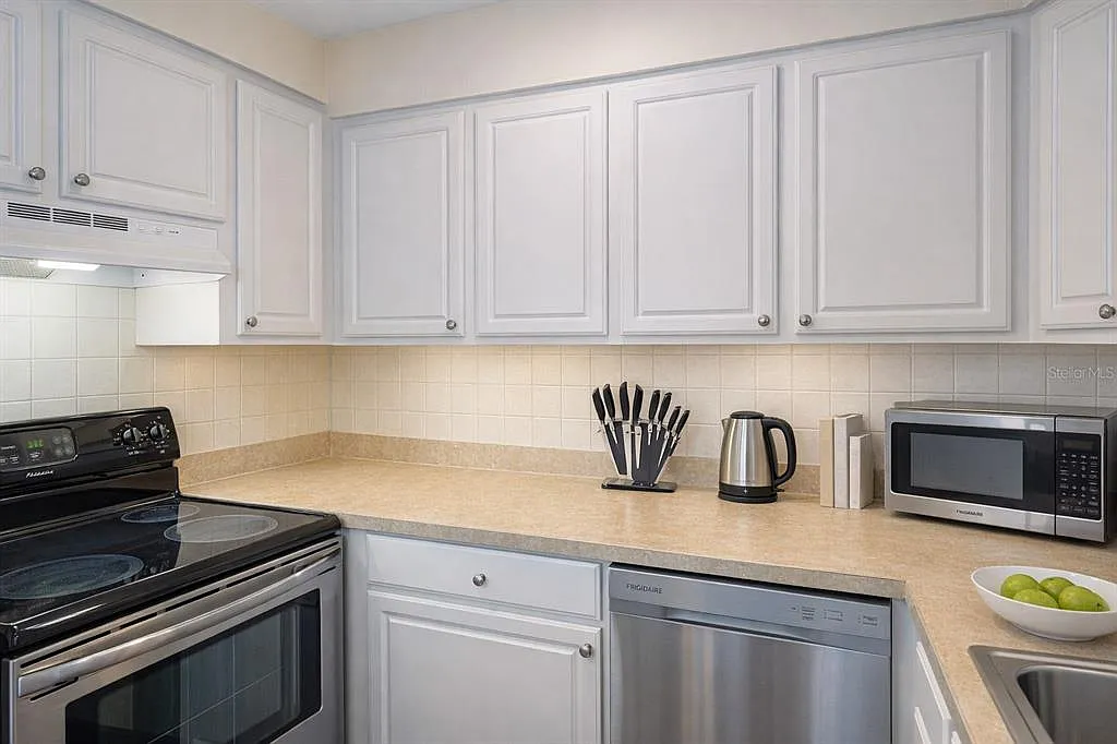 2 bed, 1.0 bath, 1300 sqft, $2,500 — Photo 4