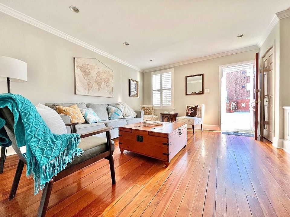 Bright and spacious living room with built-in shelfing and cabinet