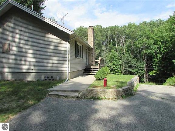 3rd image of 9615 Pere Marquette Dr