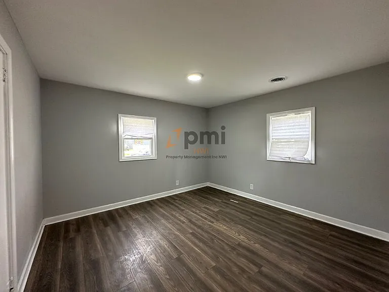 2015 Central Dr — Photo 5