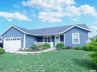 1712 Whitetail Ln, Pekin, IL 61554