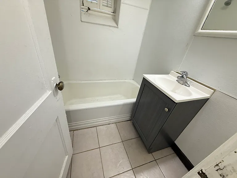 231 W 4th St #4 — Photo 28