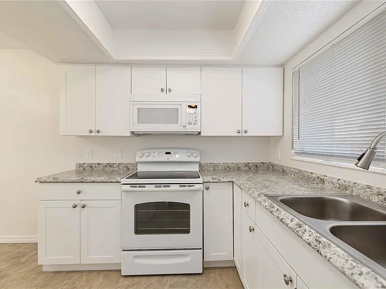 3569 Bee Ridge Rd — Photo 13