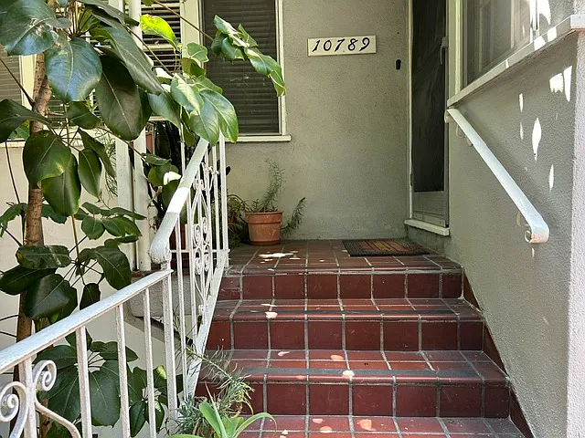 Prime Location in Westwood. Close to UCLA, Beverly Hills and Century City.
Walk around the corner to Sprouts and local shops.