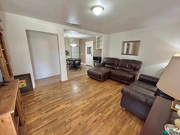 4th image of 818 W Van Buren Ave