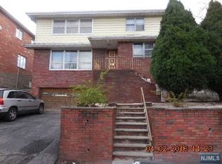 210 7th St, Palisades Park, NJ