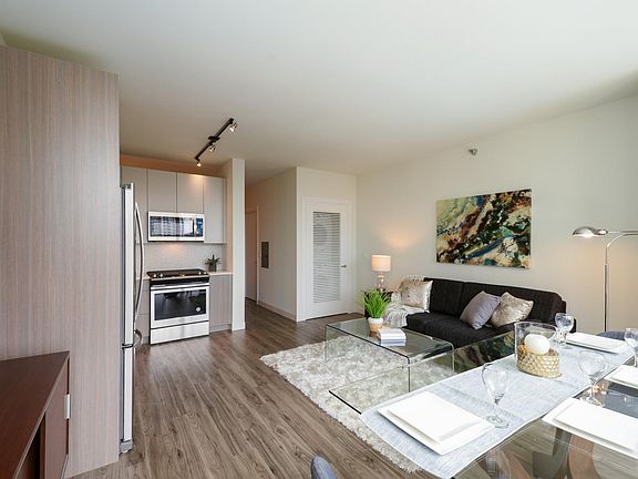 2nd image of 1407 S Michigan Ave