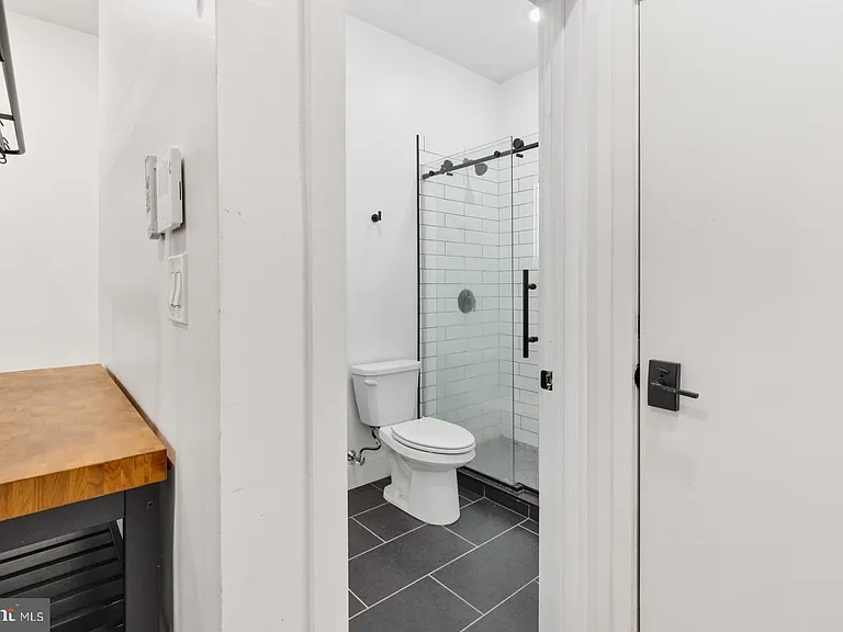 1153 N Front St #1R — Photo 4
