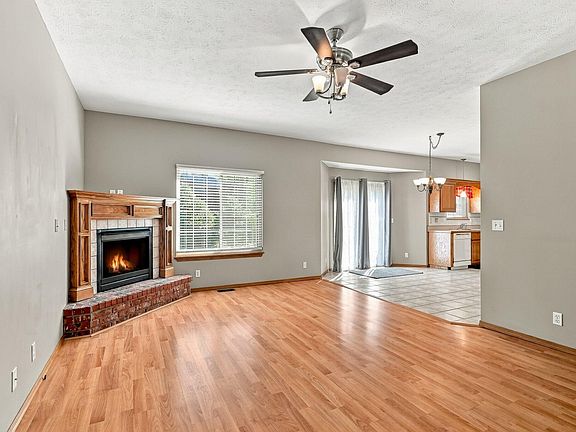 4th image of 2327 W Chesterfield Boulevard #F