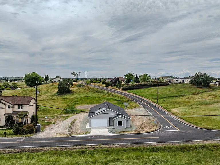 2426 Village Dr — Photo 51
