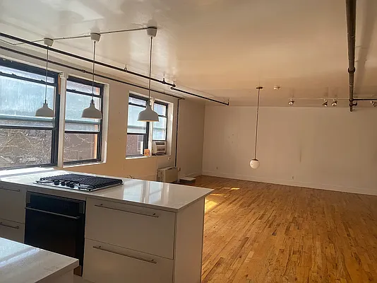 Rented by R New York | media 33