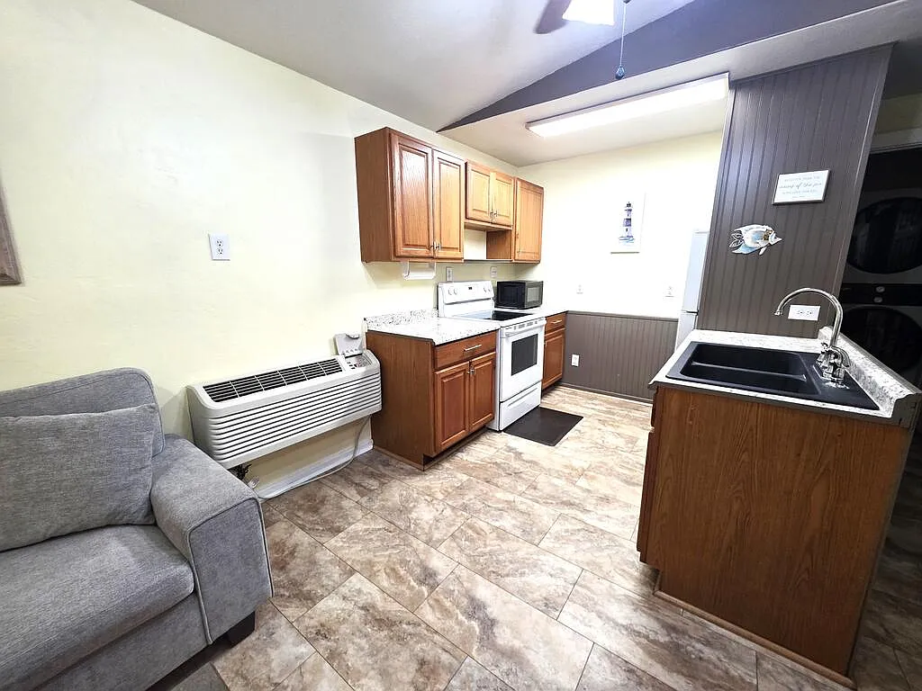 1 bed, 1.0 bath, 384 sqft, $1,050 — Photo 3