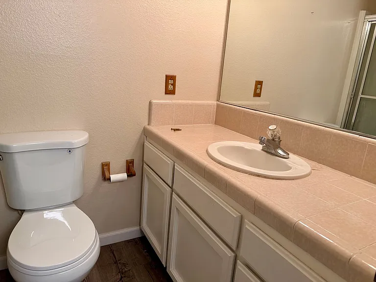 537 W Escalon Ave — Photo 14