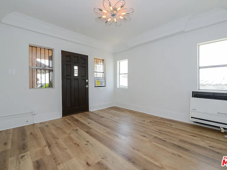 527 N Cummings St — Photo 4