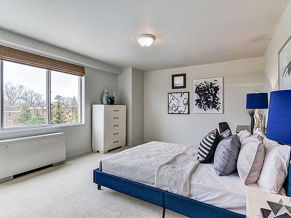 Spacious bedroom (1 of 2)