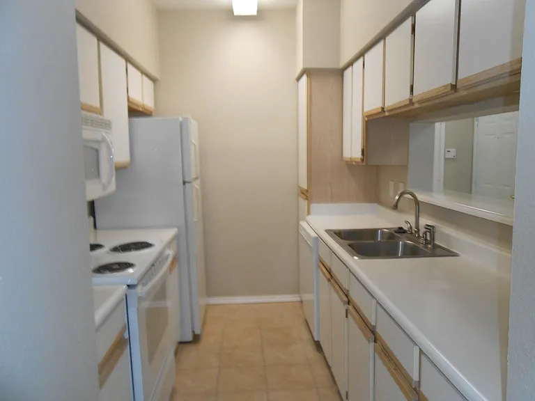Hulen Heights Apartments — Photo 18