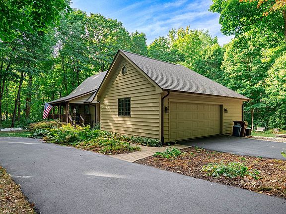 3rd image of 1610 Secluded Woods Dr