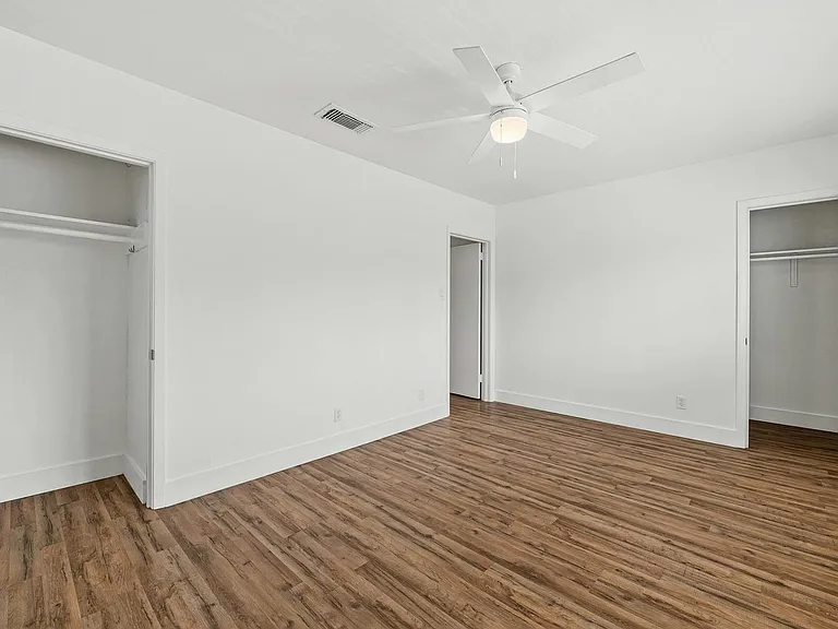 2401 Winsted Ln — Photo 14