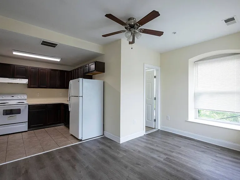 241 W Chase St #3B — Photo 6