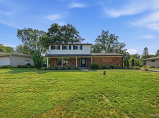 8327 Fox Bay Dr, White Lake, MI 48386