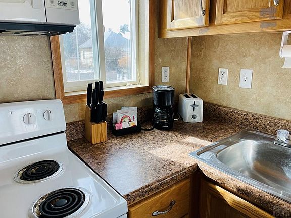 4th image of 806 Aspen St