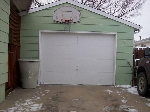 4th image of 1316 Hoover Ave
