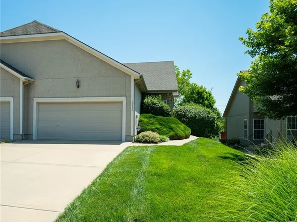 15577 Floyd St, Overland Park, KS 66223