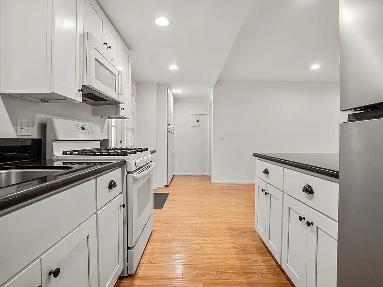 835 W 25th St #3 — Photo 13