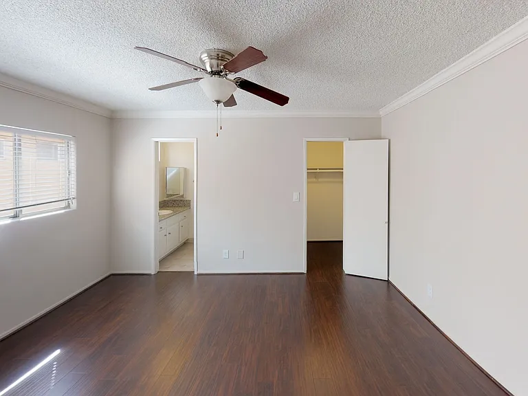 HYW - Hayworth Apts. — Photo 5