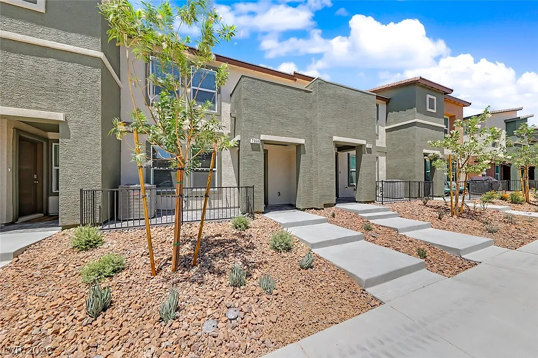 3 bed, 2.5 bath, 1309 sqft, $2,095 — Photo 2